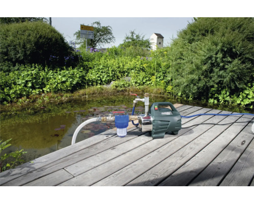 Grădină cu iaz și pompă de grădină Metabo pe ponton de lemn