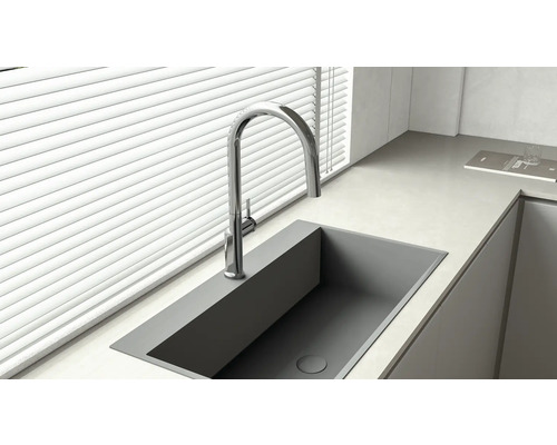 Chiuvetă de bucătărie din oțel inoxidabil cu robinet sub o fereastră