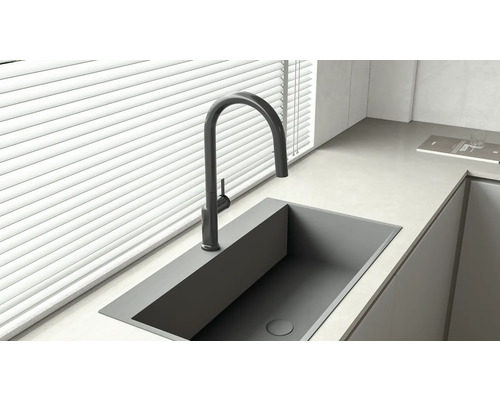 Chiuvetă de bucătărie cu robinet într-un stil modern de bucătărie.