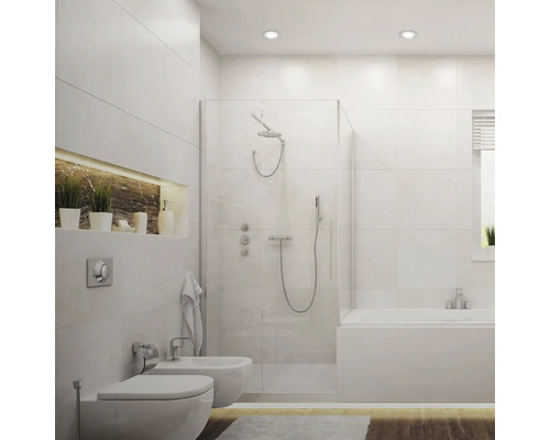 Baie luminoasă cu duș, cadă, toaletă și bideu, în design alb