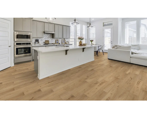 Living luminos cu podea din lemn, insulă de bucătărie și bucătărie gri