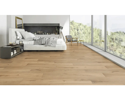 Cameră luminoasă cu podea de lemn, pat și fereastră mare cu vedere la natură.