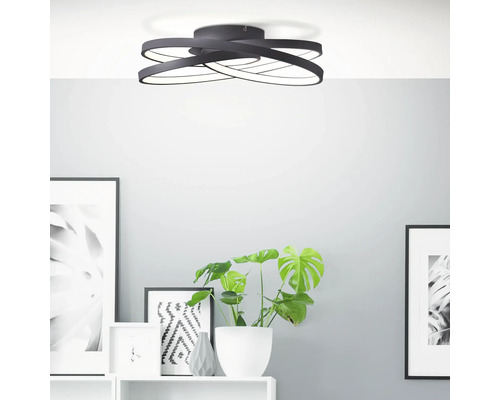 Plafonieră modernă cu design curbat în spațiul de locuit