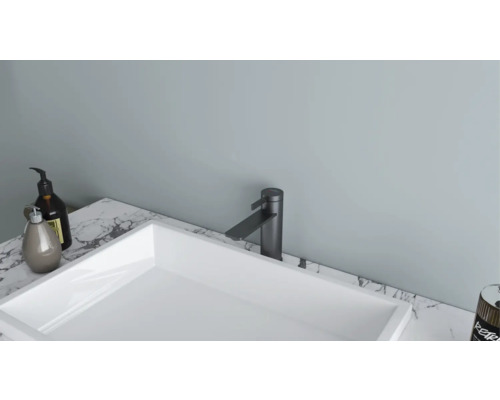 Baie modernă cu lavoar alb și robinet negru pe blat de marmură