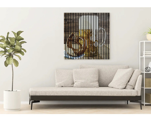 Artă decorativă de perete cu motiv de halbă de bere deasupra unei canapele