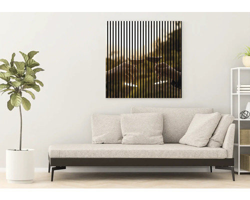 Cameră de zi cu canapea și imagine înrămată cu dungi verticale care prezintă două pahare de vin ciocnite.