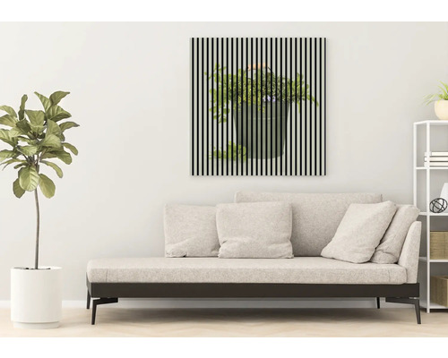Living cu canapea și un tablou cu dungi verticale care prezintă un ghiveci de flori.