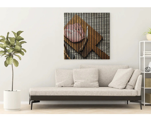 Cameră de zi cu decorațiuni: Tablou de perete cu structură din lemn și motiv cu cârnați deasupra unei canapele.