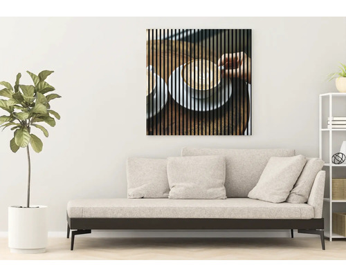 Cameră de zi cu canapea și pictură murală cu motiv de cafea