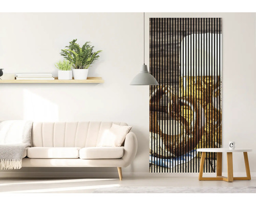 Sufragerie cu canapea, raft, lampă și panou de perete