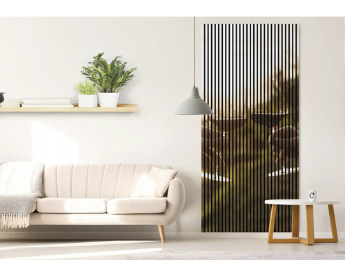 Sufragerie cu canapea, raft cu plante și panou de perete cu motiv de vin