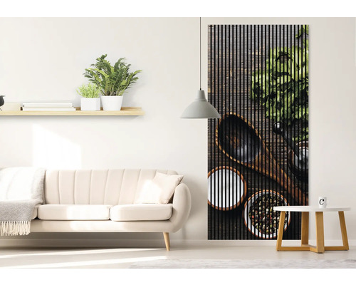 Sufragerie cu canapea și panou de perete cu motive de bucătărie