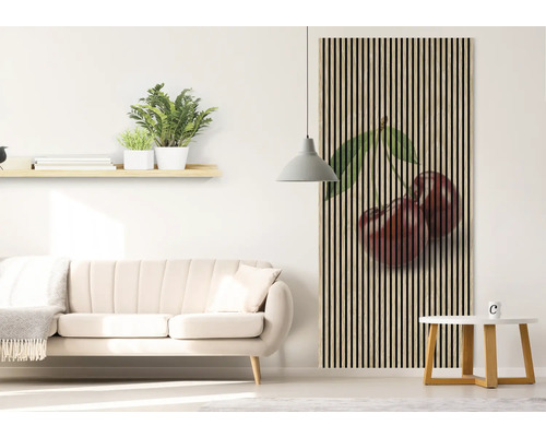 Living cu canapea, masă și panou de perete cu motiv cireșe