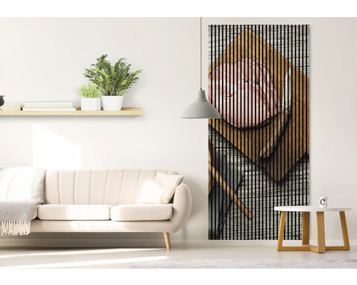 Cameră de zi cu canapea, măsuță laterală, raft și tablou din lamele de lemn pe perete