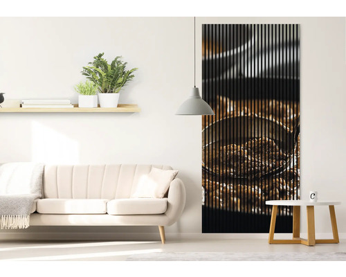 Living cu canapea și panou de perete cu motiv de boabe de cafea