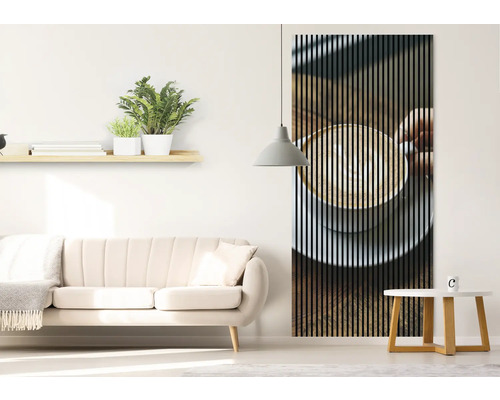 Cameră de zi cu canapea, măsuță laterală și panou de perete cu motiv de ceașcă de cafea