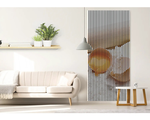 Cameră de zi cu canapea, plante și o pictură murală verticală cu dungi a două ouă într-o tigaie