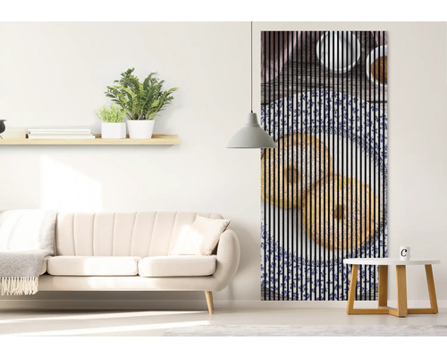 Living cu canapea și tablou cu lamele cu motiv de gogoașă