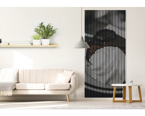 Living luminos cu canapea, măsuță laterală și panou acustic pe perete.