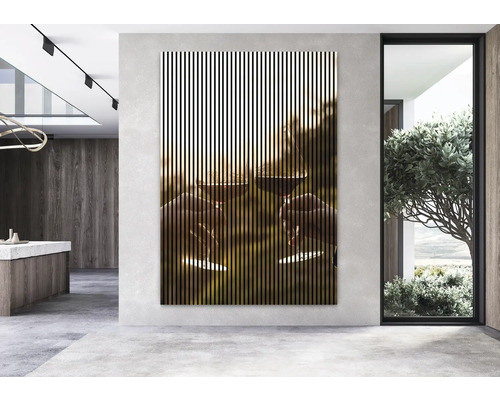 Tablou de perete cu un motiv de pahare de vin ciocnind într-o cameră modernă.