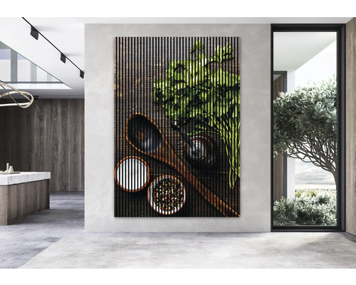 Tablou de perete cu ierburi, condimente și lingură de lemn într-un living modern