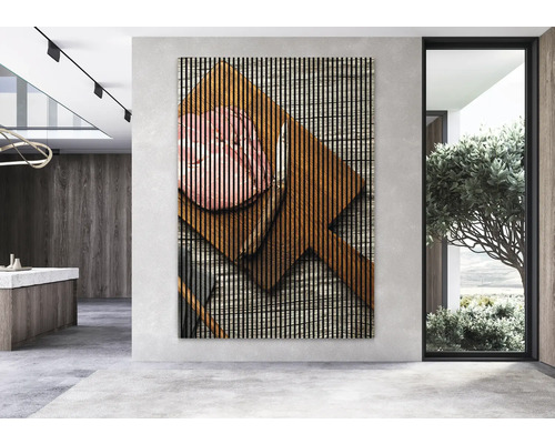 Panou decorativ de perete cu motiv de cârnați pe scândură de lemn în interior.