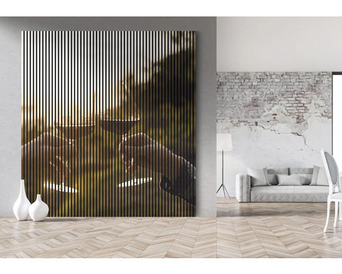 Panou de perete cu motivul a două pahare de vin ciocnite într-un living