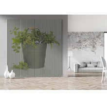 Tablou decorativ de perete cu motiv floral și aspect de lamele de lemn într-un spațiu de locuit luminos.