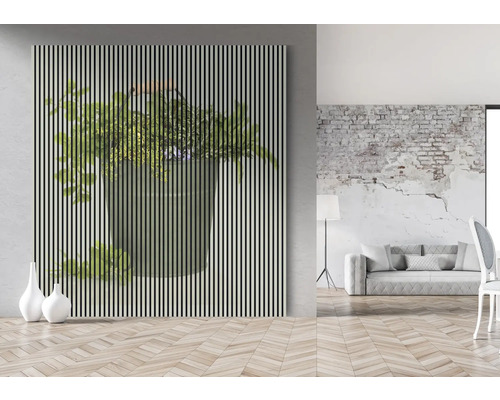 Tablou decorativ de perete cu motiv floral și aspect de lamele de lemn într-un spațiu de locuit luminos.