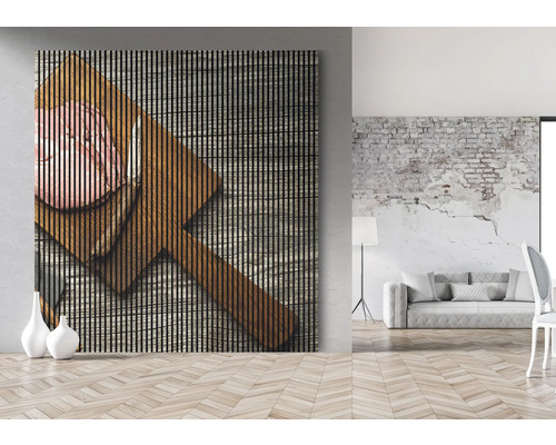 Panou decorativ cu motiv cu cârnați pe o scândură de lemn într-o cameră de zi.