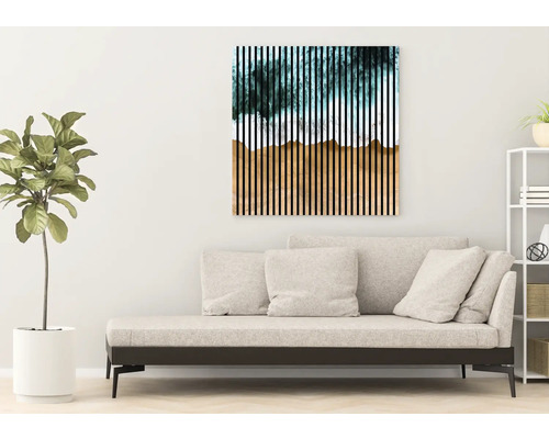 Cameră de zi cu canapea și artă abstractă pe perete cu dungi