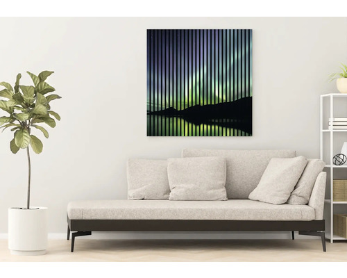 Tablou decorativ de perete cu linii verticale și motiv de peisaj deasupra unei canapele
