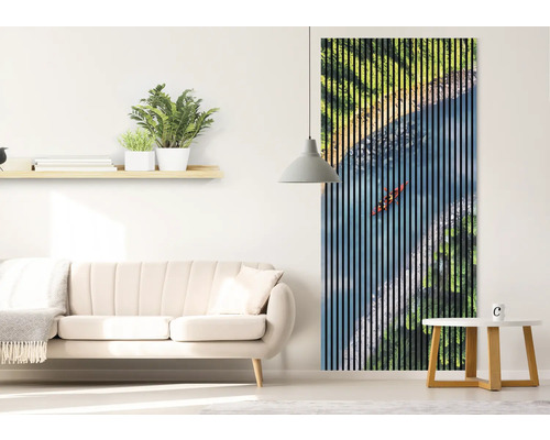 Cameră de zi cu canapea și panou de perete cu motiv caiac