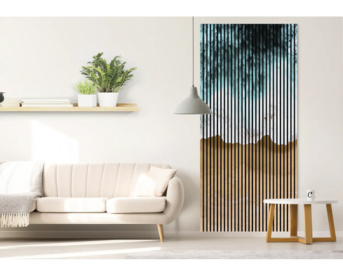 Cameră de zi cu canapea, masă, lampă, raft de perete cu plante și un panou de perete cu model în dungi