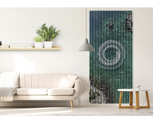 Living cu canapea, masă și panou de perete cu model grafic