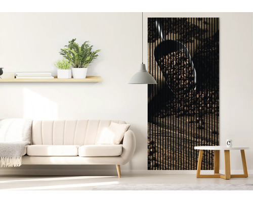 Cameră de zi cu canapea, măsuță laterală, lampă și panou acustic cu motiv boabe de cafea