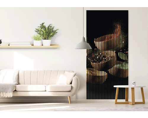 Living cu canapea, măsuță laterală și panou de perete cu motiv de bucătărie