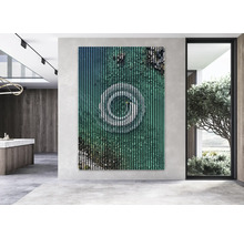 Panou de perete cu o imagine a unui obiect rotund în apă, decorând un interior modern