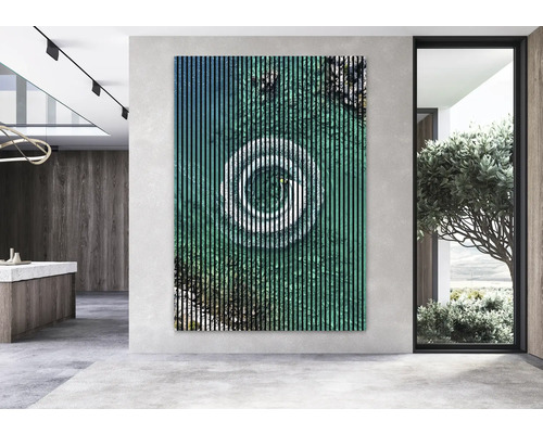 Panou de perete cu o imagine a unui obiect rotund în apă, decorând un interior modern