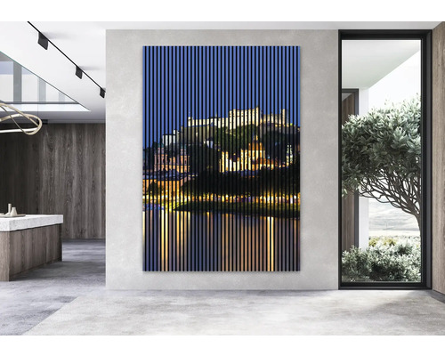 Living modern cu un decor de perete cu lamele de lemn care arată un peisaj urban nocturn