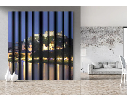 Tablou decorativ de perete cu vedere spre oraș și structură de lamele din lemn în camera de zi.