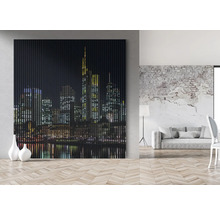 Panou decorativ cu un motiv de peisaj urban într-un spațiu de locuit