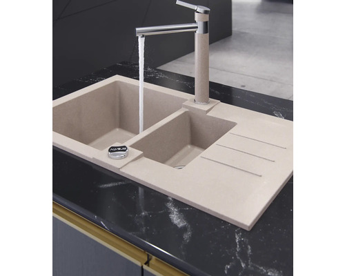 Chiuvetă de bucătărie cu două cuve și zonă de scurgere și robinet