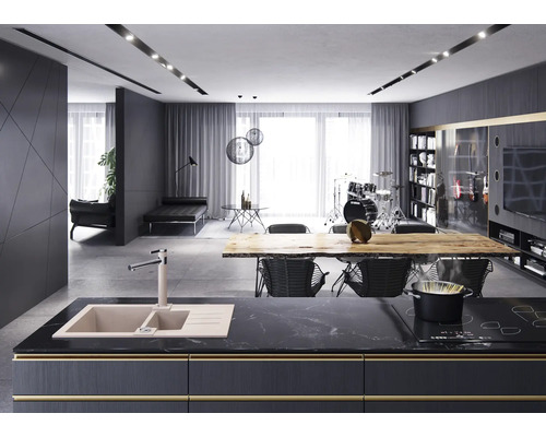 Chiuvetă luminoasă cu robinet într-o bucătărie modernă, cu insulă de gătit, masă, scaune și set de tobe.