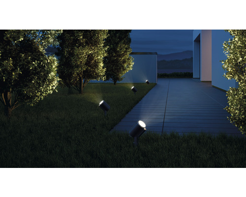 Scenă cu mai multe spoturi exterioare pentru iluminarea căii în grădină.