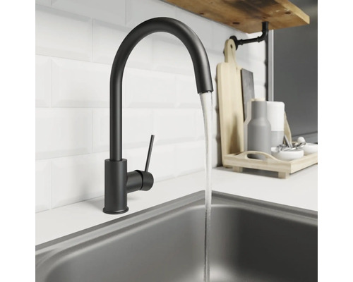 Baterie de bucătărie cu apă curgătoare într-o chiuvetă