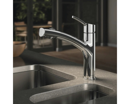 Baterie de bucătărie din metal lângă o chiuvetă