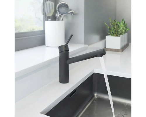 Baterie de bucătărie neagră cu apă curgătoare într-un design modern de bucătărie.