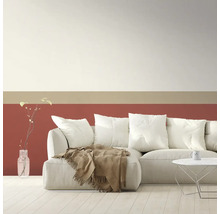 Living cu canapea, masă și design decorativ de perete