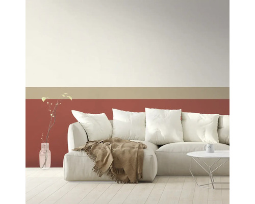 Living cu canapea, masă și design decorativ de perete